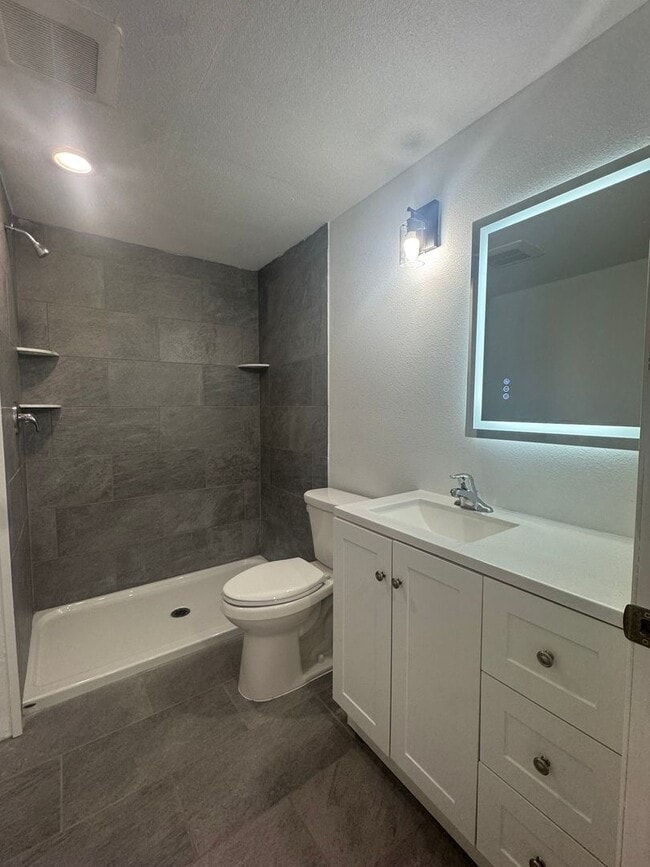 Building Photo - Lovely In-Town Shelton Home!