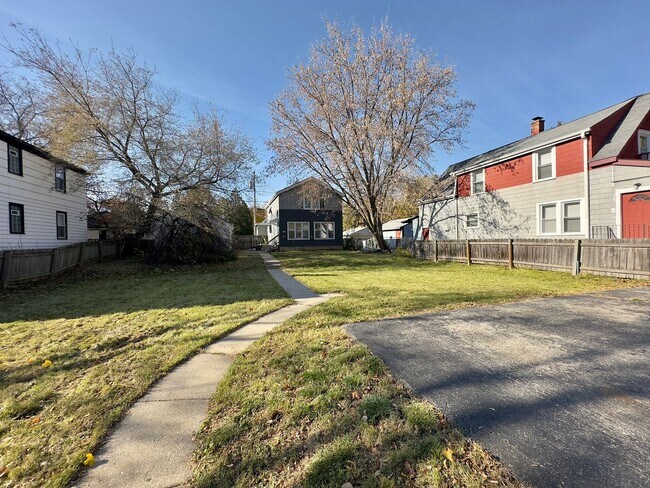 Foto del edificio - Beautiful 3 bedroom, 1 bath single family home with fenced yard and garage