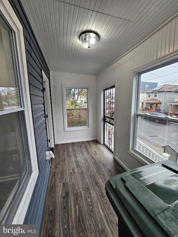 Building Photo - 909 45th Pl NE