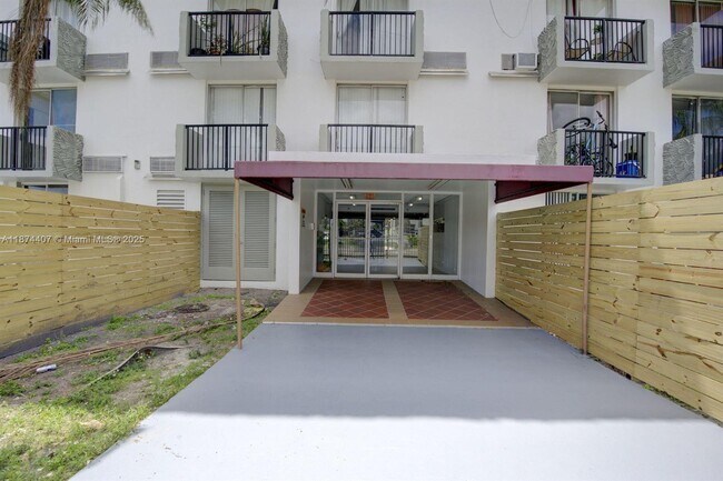 Foto del edificio - 16450 NW 2nd Ave
