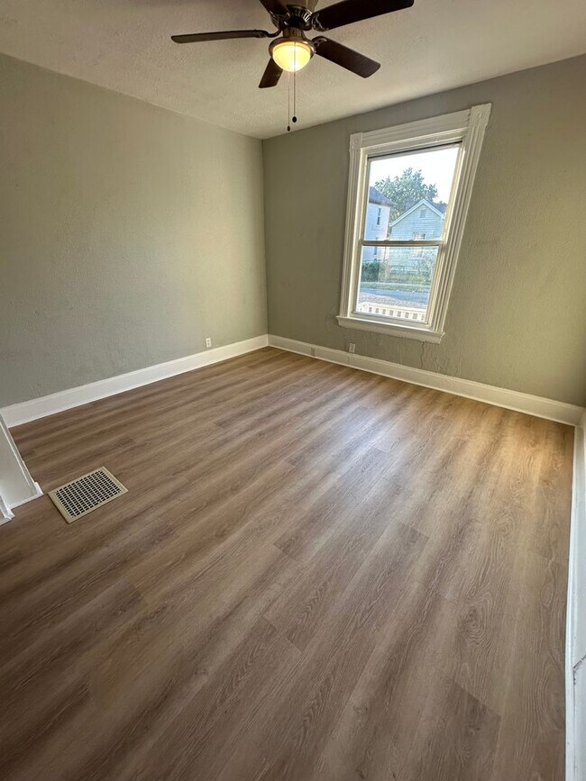 Foto del edificio - BEAUTIFUL RENOVATED NEW 4 BEDROOM 2 BATH H...