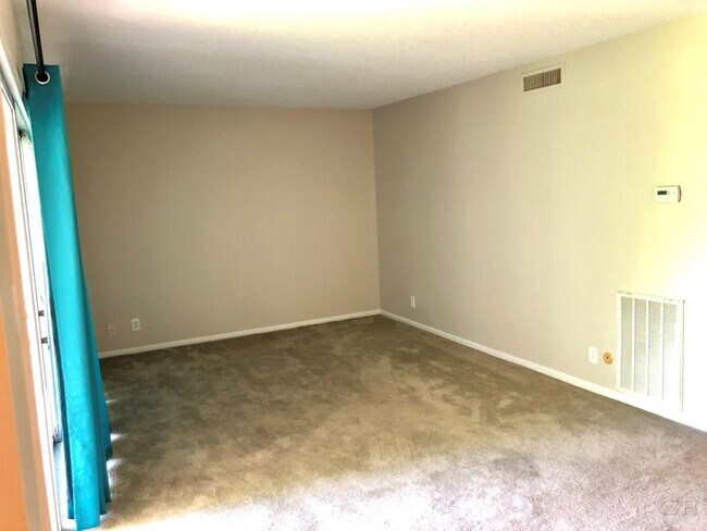 Foto del edificio - 1726 Broadway Avenue J