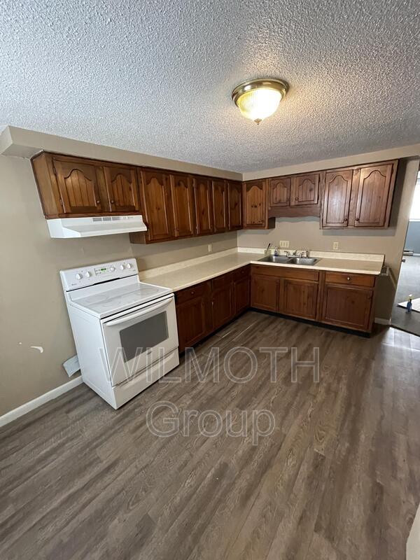 Building Photo - 812 S Cherry St