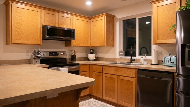 Building Photo - 4-Bedroom Home Located near Hwy 34!