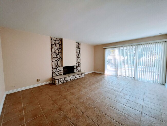 Building Photo - 4 Bedroom Home 3 Car Garage with Fenced Ya...