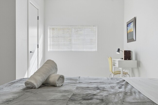 Foto del edificio - 4 bed with back yard in great East side location.