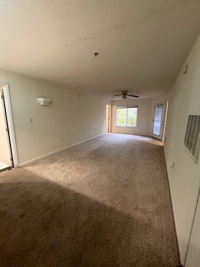 Building Photo - Don't Miss Out! 4 Bed 4 Bath! Washer/Dryer included!