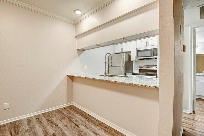 A2 - 1BD, 1BA - 692SF - Dining Room - Coronado Villas Apartments