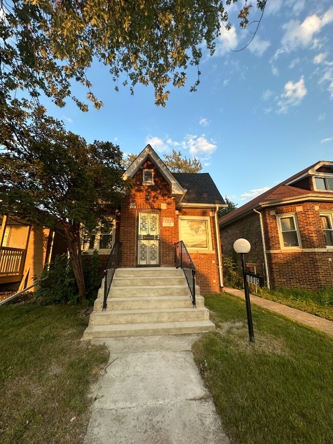 Building Photo - 10015 S Princeton Ave