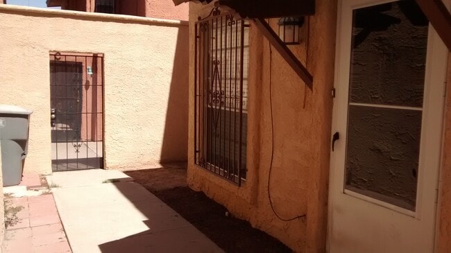 Building Photo - 10620 Cuatro Vistas Dr Apt B