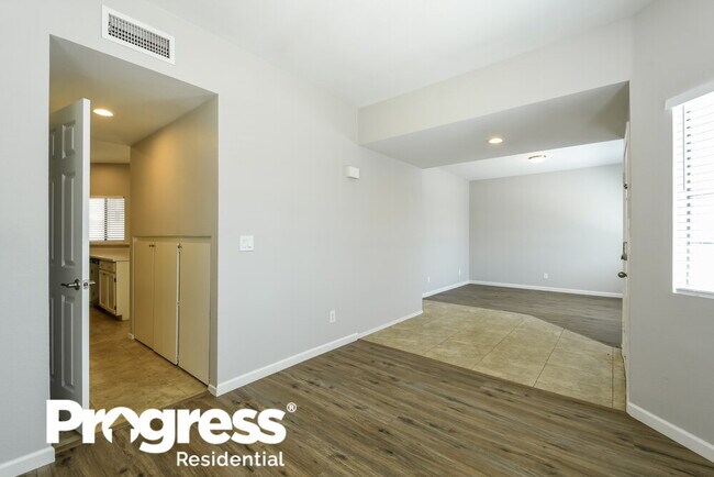Building Photo - 2028 W Columbine Dr