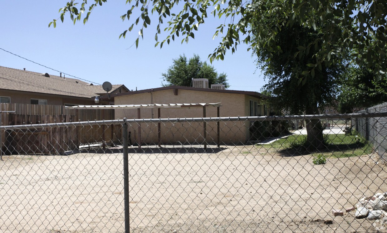 Foto del edificio - 16618 Live Oak St