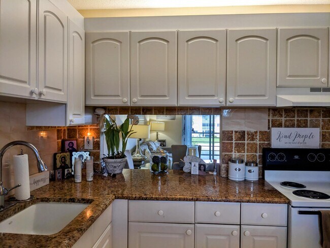 Building Photo - 2615 Garden Dr S