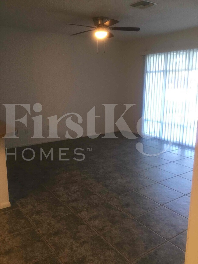 Building Photo - 305 NE Floresta Dr