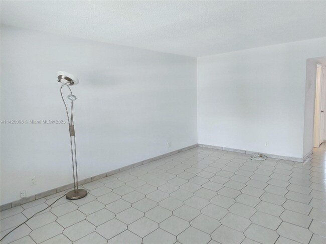 Building Photo - 501 Blue Heron Dr