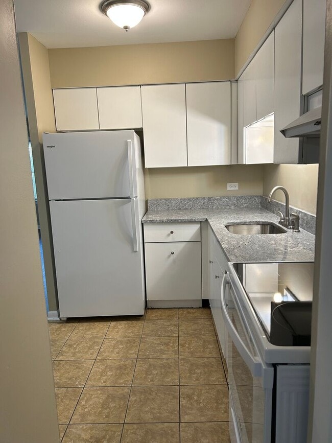 Building Photo - 5640 S Archer Ave
