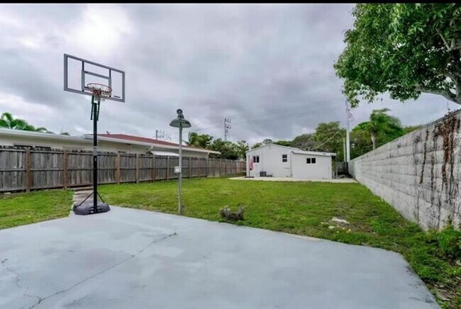 Foto del edificio - 719 NE 38th St