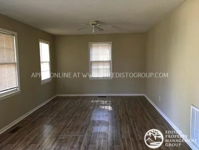 Building Photo - Centrally Located Two Bedroom, One Bathroo...
