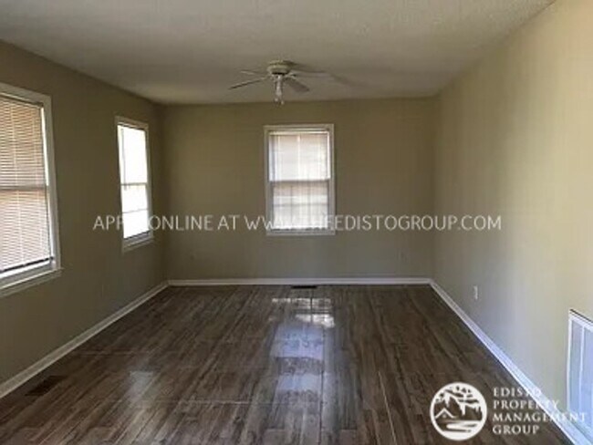 Foto del edificio - Centrally Located Two Bedroom, One Bathroo...
