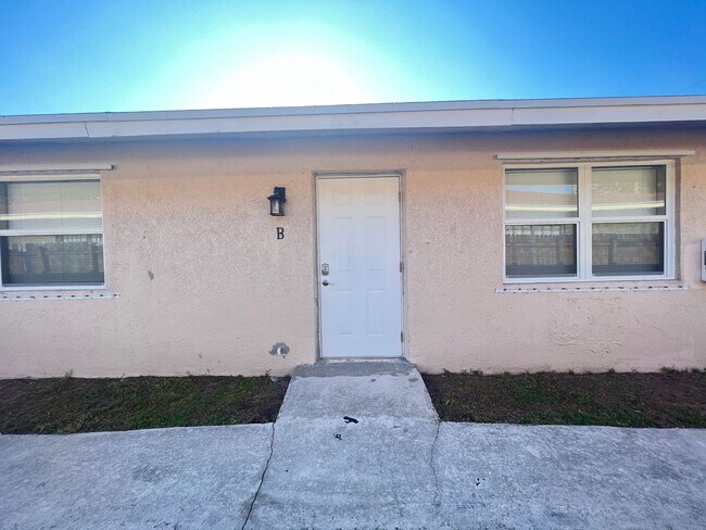 Building Photo - 905 9th St