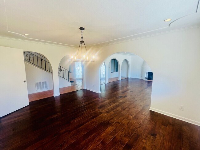 Foto del edificio - Extraordinary home with expansive yard on a flag lot in Mountain View.  Great Location and Schools.