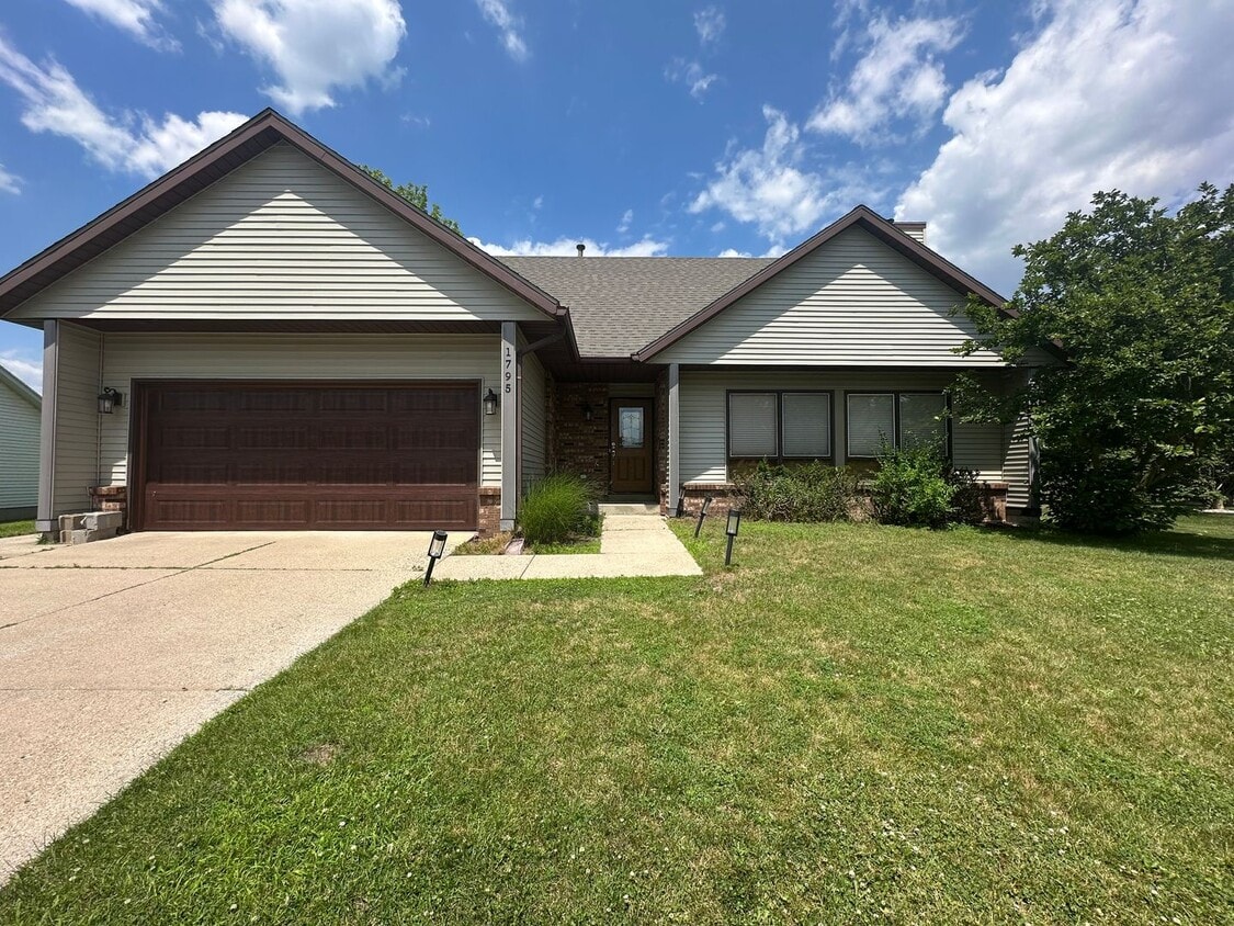 Foto principal - Four Bedroom Single Family Home in Forest ...
