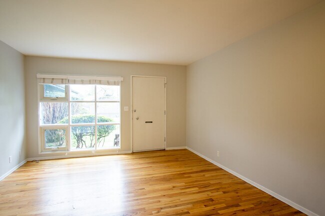 Photo - Mid-Century 2bdr with Patio Near OHSU Read... Apartment