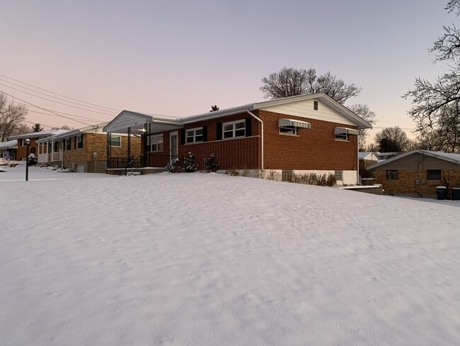 Foto del edificio - 5073 Grosse Pointe Ln