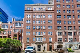 Building Photo - 432 W Belmont Ave