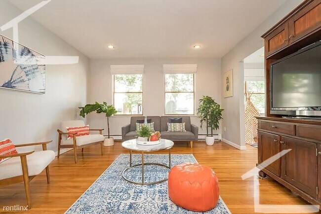 Building Photo - Sunny Brookline 5Bed/2 Bath Near Boston University, B Line and C Line