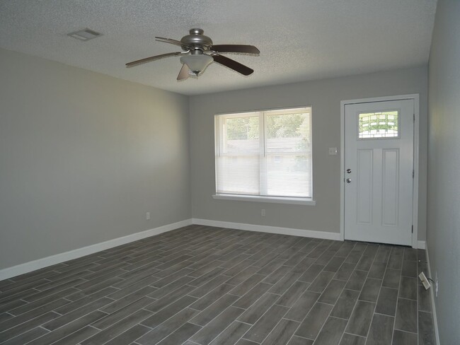 Building Photo - Cozy Comfort: Inviting 3 Bedroom, 1.5 Bath...