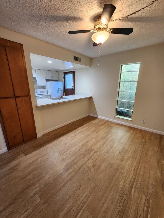 Building Photo - 5458 Roundtree Dr