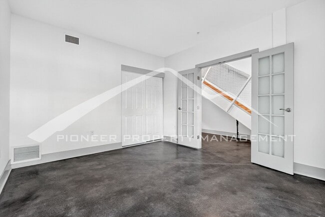 Building Photo - Stunning Condo with City Views and 2 Reser...