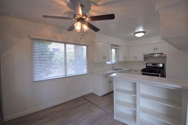 Foto del edificio - 4920 Laurel Canyon Blvd