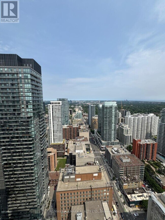 Photo du bâtiment - 8 Eglinton Ave E