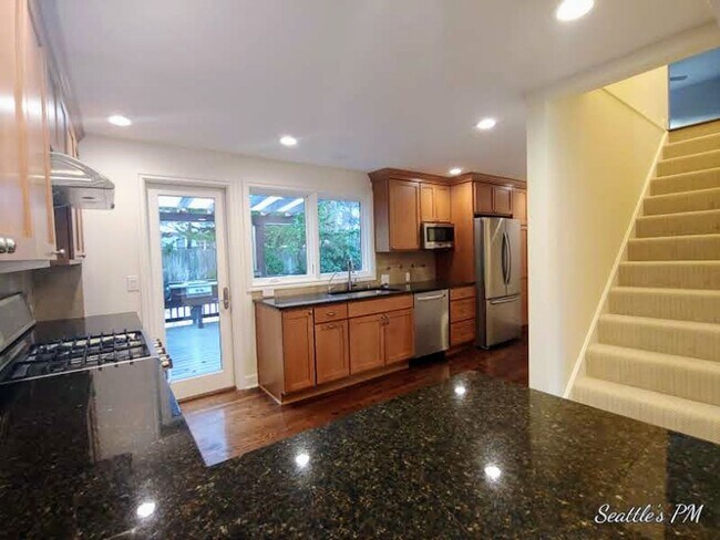 Building Photo - Wedgwood 4 Bedroom 2 Bathroom Gem