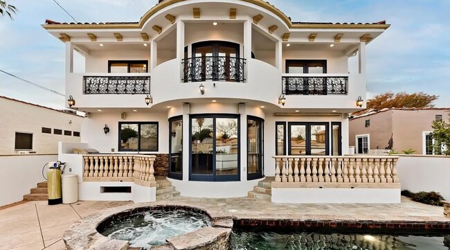 Foto del edificio - 332 S Almont Dr