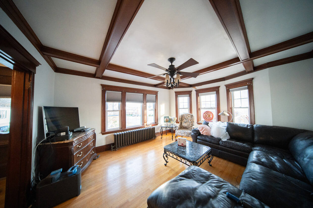 Primary Photo - 404 Mount Auburn St