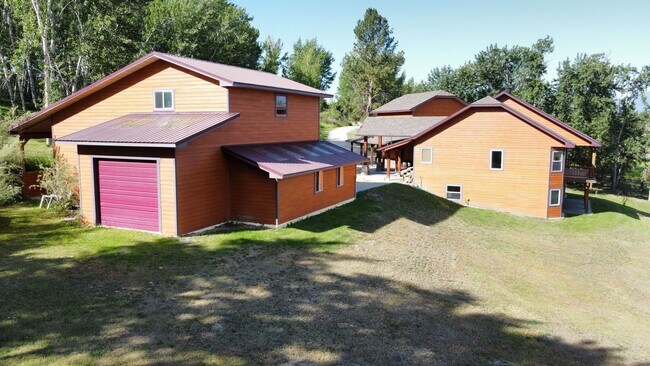 Building Photo - Stunning Home in Beautiful Private Setting!!