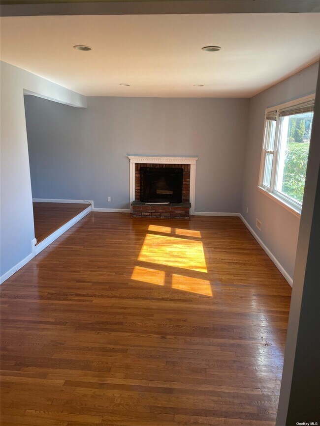 39 Crandon St, Melville, NY 11747 House Rental in Melville, NY