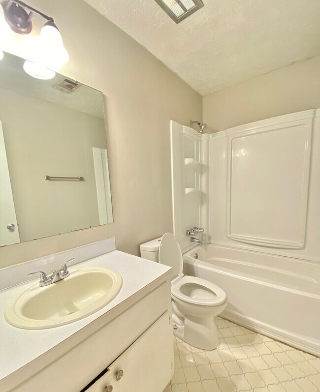 Building Photo - Charming 3 Bedroom Home!