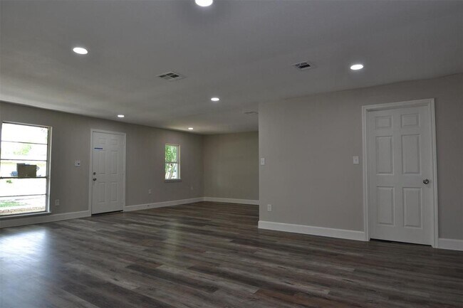 Building Photo - 5607 Northridge Dr