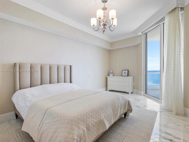 Foto del edificio - 16047 Collins Ave
