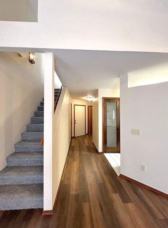 Building Photo - XL 2-bed 2-bath 1-car townhouse near OU