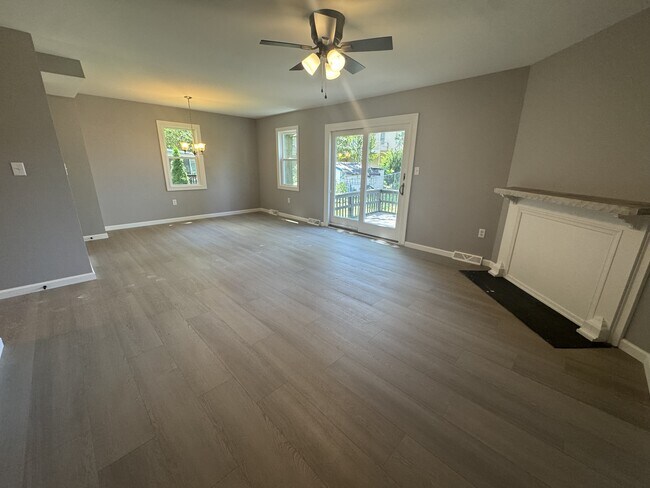Foto del edificio - 842 A Woodcrest Dr