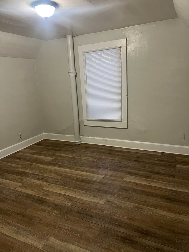 Building Photo - One Bedroom Spacious Duplex near Shelby St...