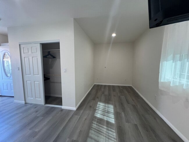 Building Photo - Studio ADU apartment in the center of Simi...