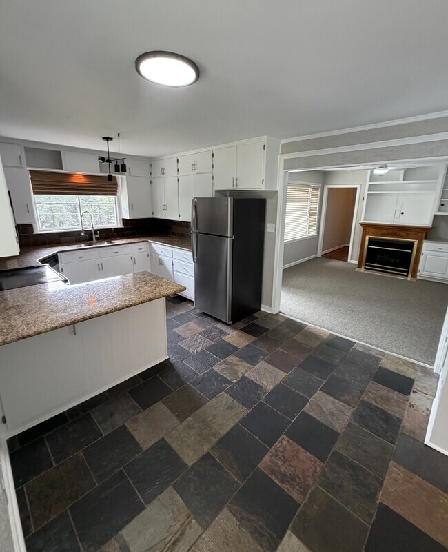 Foto del edificio - 867 Shades Crest Rd
