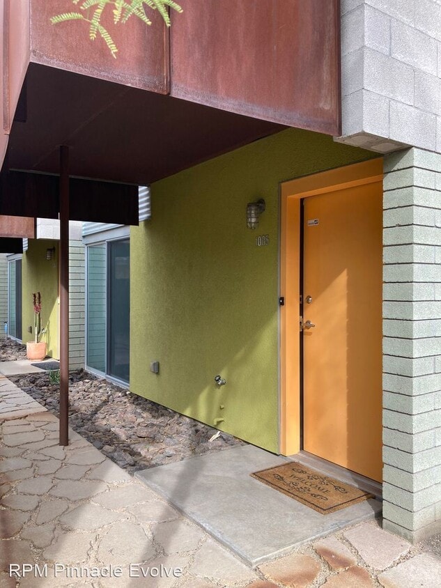 Primary Photo - 1145 E Whitton Ave