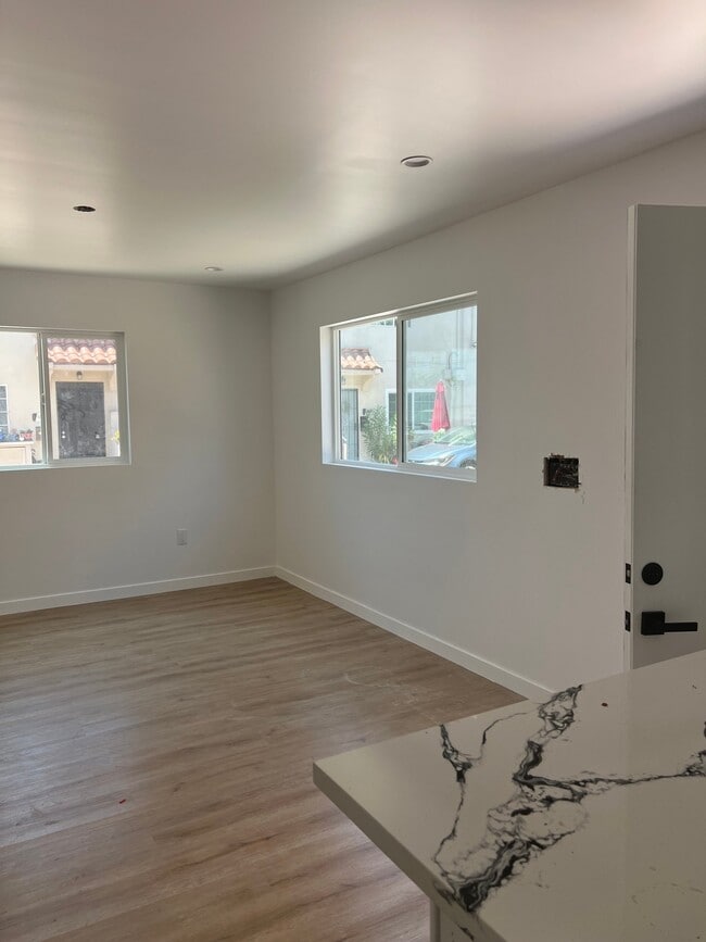 Building Photo - 965 N Serrano Ave